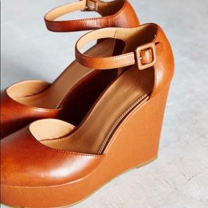 URBAN OUTFITTERS Brown leather platform heels